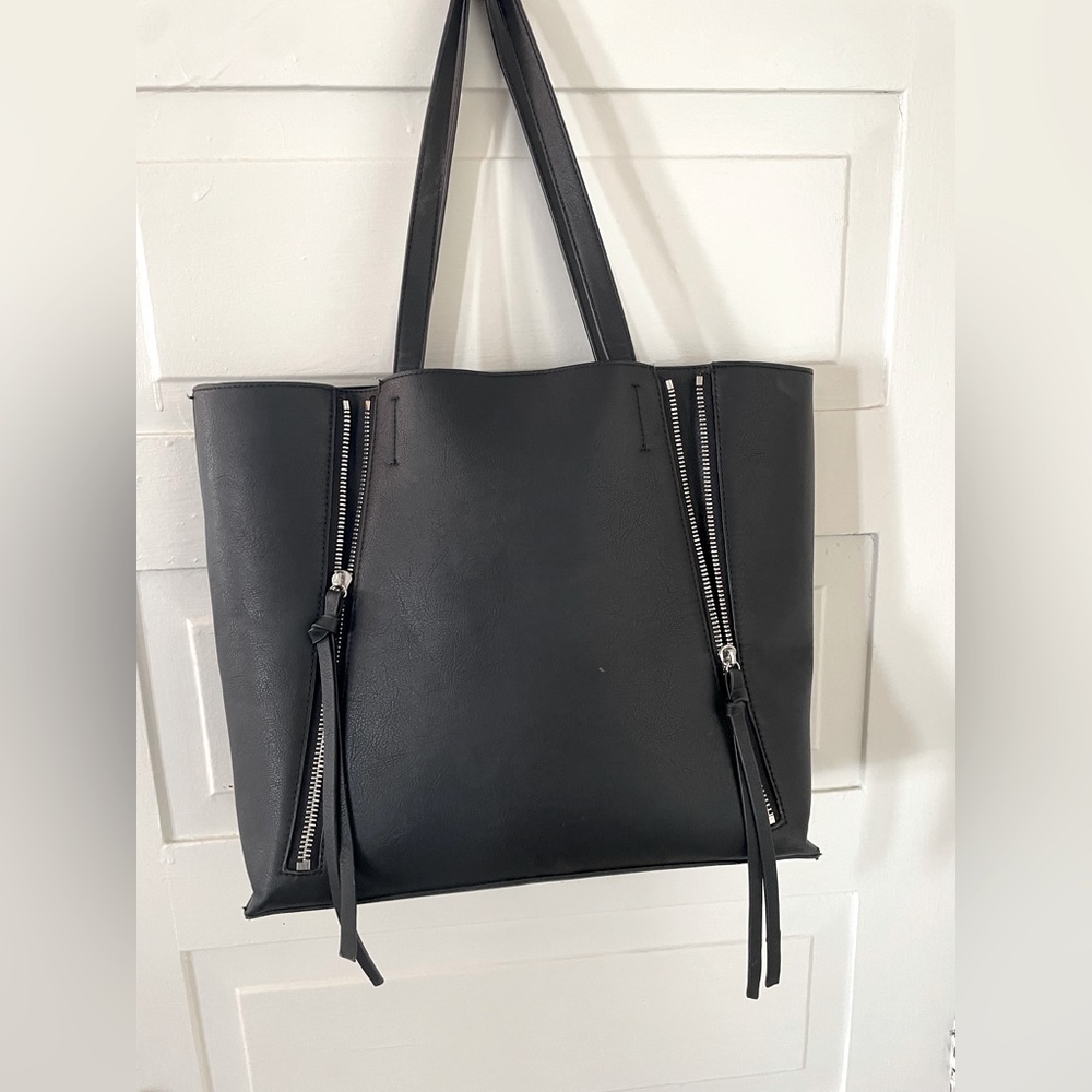 Black shopper with zippers